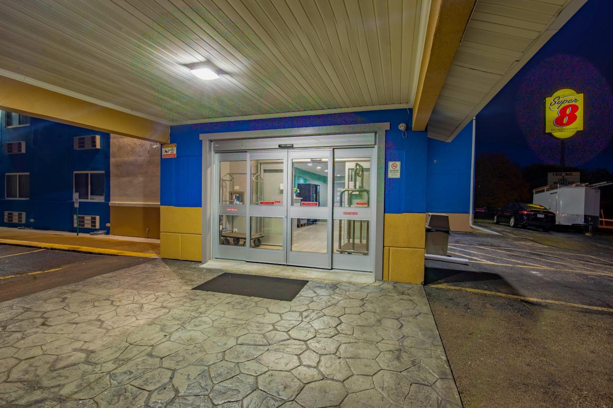 Super 8 By Wyndham Rockford I-90 Casino District Hotel Exterior foto